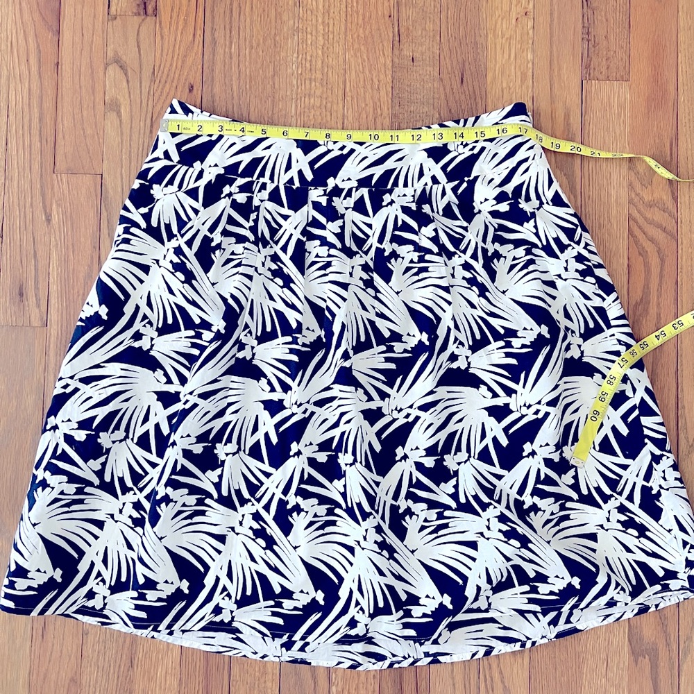 Excellent EUC. Size 12 navy and white cotton skirt Ann Taylor factory